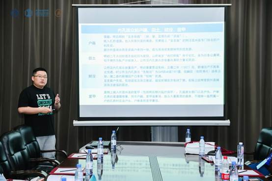 桌子上的电脑萤幕画面AI 生成的内容可能不正确。
